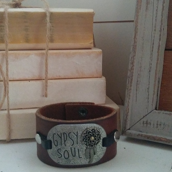 Handmade leather cuff bracelet - Picture 3 of 4